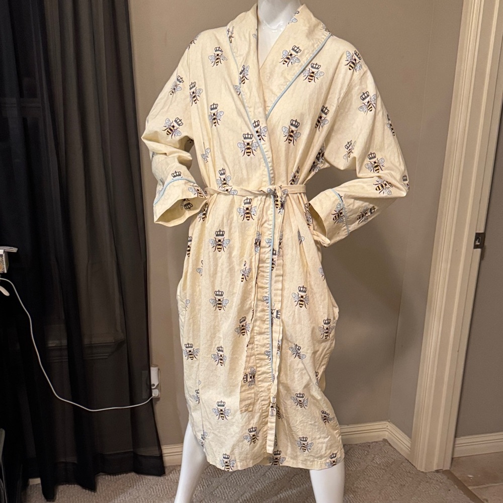 The Cat’s Pajamas Cream / Light Blue W/ Queen Bee Design Women’s Robe M/L